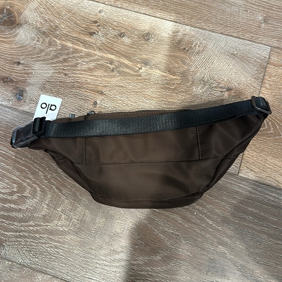 NEW W TAGS Alo Explorer Fanny Pack in Espresso - Picture 4 of 4